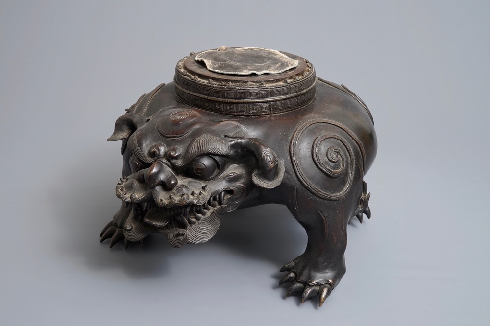 Un grand mod&egrave;le d'un chien de foo en bronze, Japon, Edo, 17/18&egrave;me