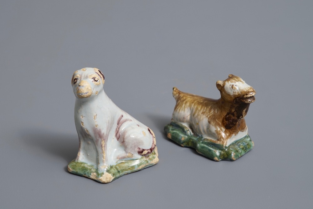 Twee polychrome Delftse miniaturen van een hondje en een geit, 18e eeuw