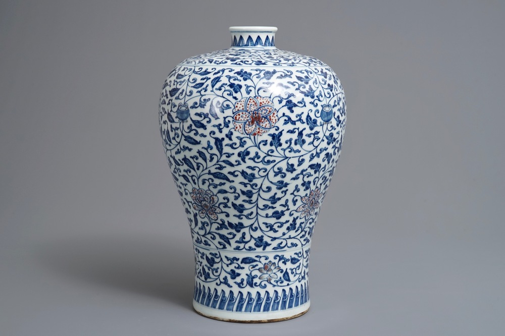 Een Chinese blauwwitte en onderglazuur rode meiping vaas, 19/20e eeuw
