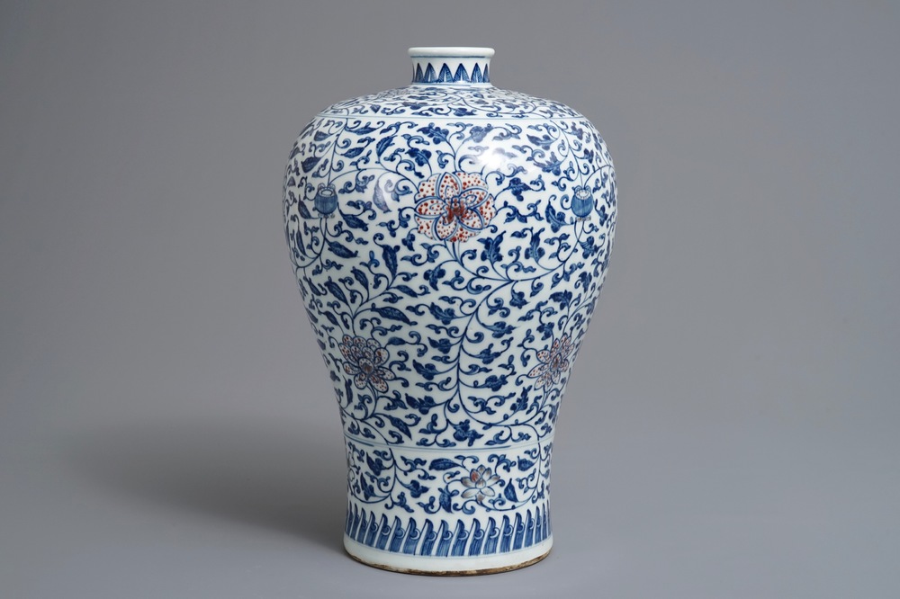 Un vase de forme meiping en porcelaine de Chine bleu, blanc et rouge, 19/20&egrave;me