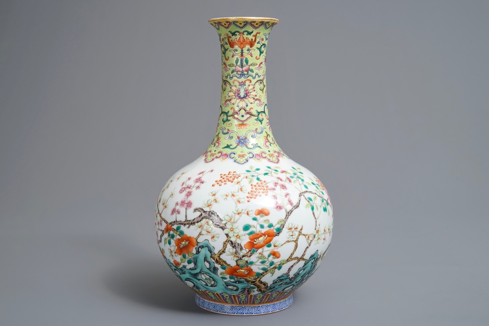 Een Chinese famille rose flesvormige vaas met floraal decor, Jiaqing merk, 19/20e eeuw