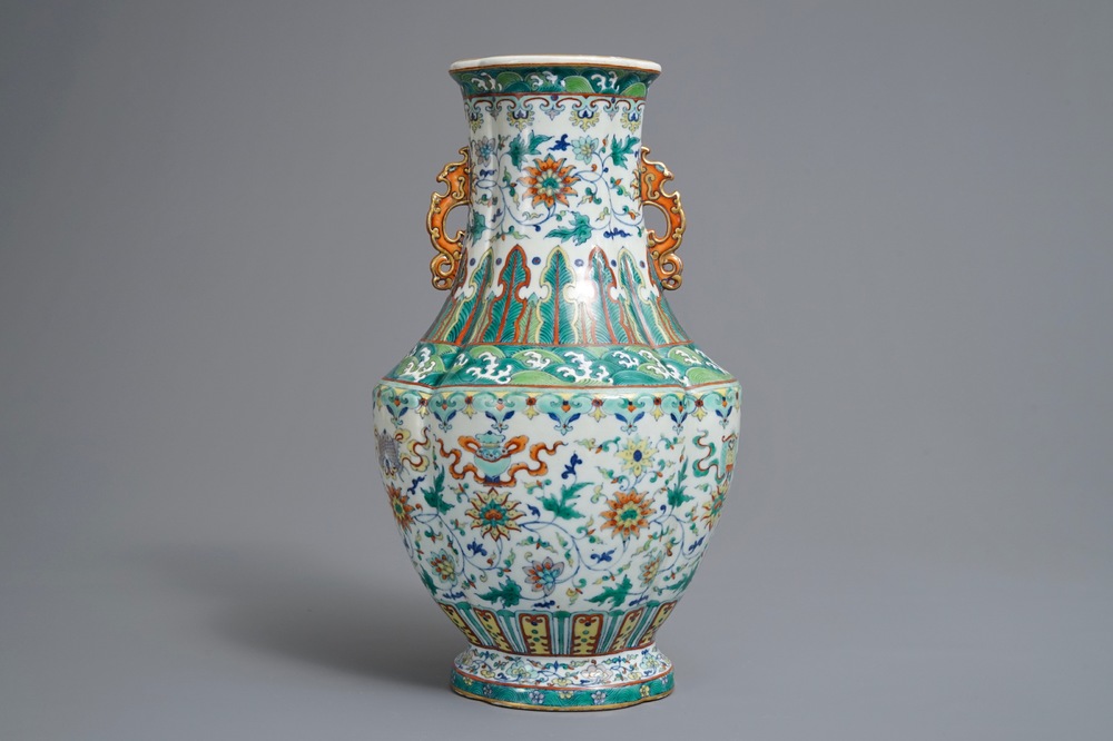 Un vase en porcelaine de Chine doucai &agrave; d&eacute;cor de rinceaux de lotus, marque de Qianlong, 19/20&egrave;me