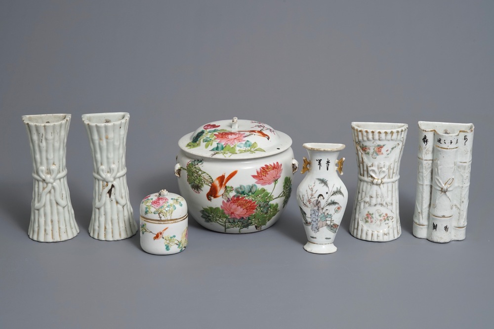 Un ensemble de pi&egrave;ces en porcelaine de Chine qianjiang cai et famille rose, 19/20&egrave;me