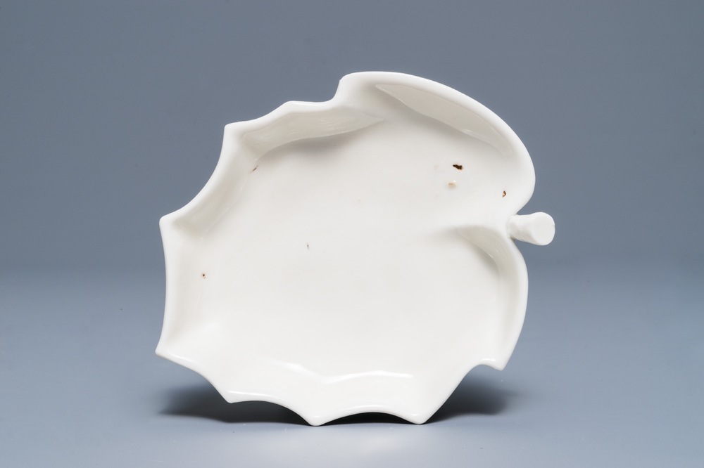 Un lave-pinceaux en porcelaine blanc de Chine de Dehua en forme de feuille, Kangxi
