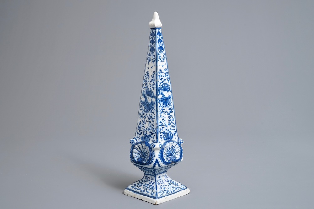 Un grand ob&eacute;lisque en fa&iuml;ence de Delft bleu et blanc, 1er quart du 18&egrave;me