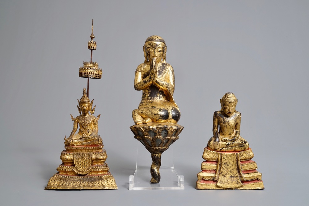 Drie Thaise verguld bronzen, aardewerken en houten votieve beelden, 19e eeuw