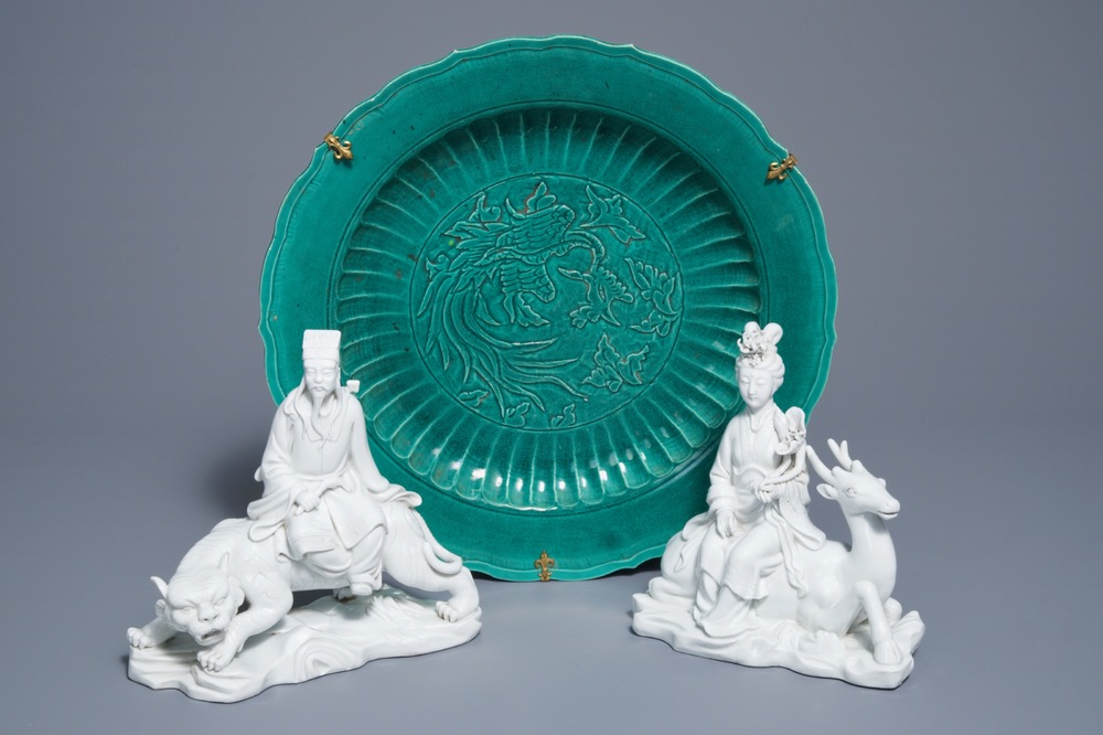 Une paire de groupes en porcelaine blanc de Chine et un plat vert &agrave; d&eacute;cor d'un ph&eacute;nix, 19/20&egrave;me