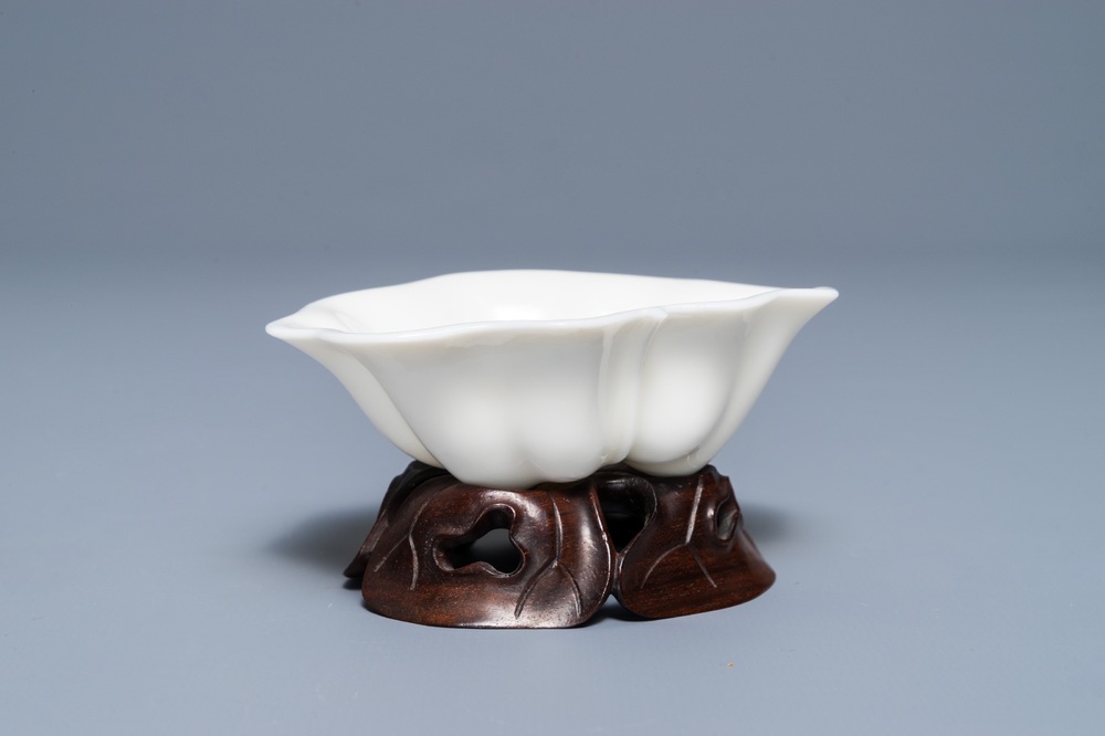 Un lave-pinceaux en forme de feuille de lotus en porcelaine blanc de Chine de Dehua sur socle, Kangxi