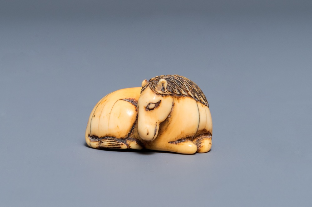Un netsuke en forme d'un cheval couch&eacute; en ivoire sculpt&eacute;, Japon, Edo, 18/19&egrave;me
