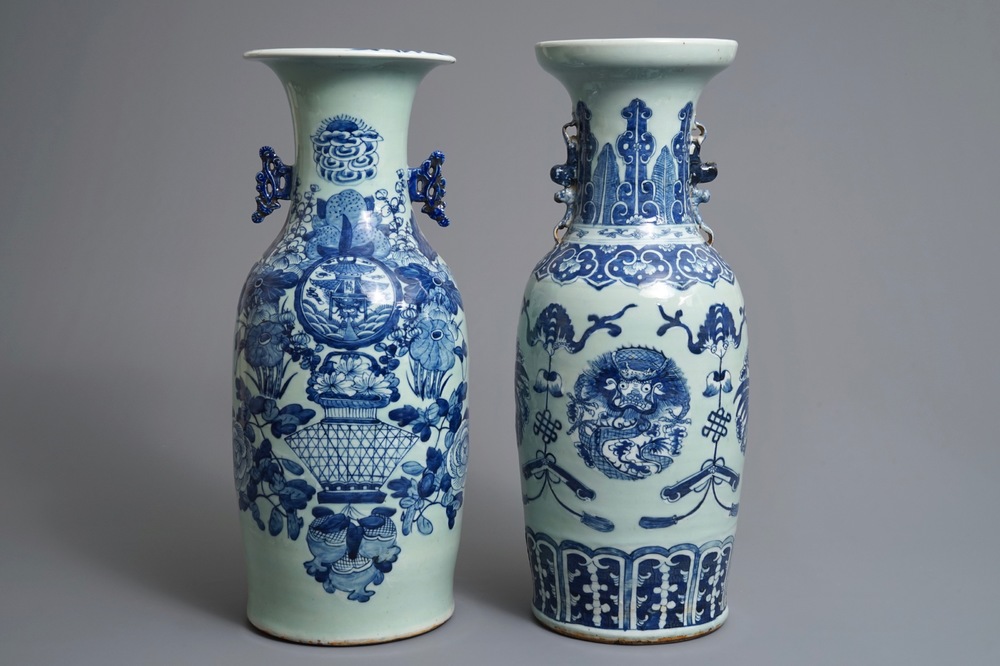 Twee Chinese blauwwitte vazen op celadon fondkleur, 19e eeuw
