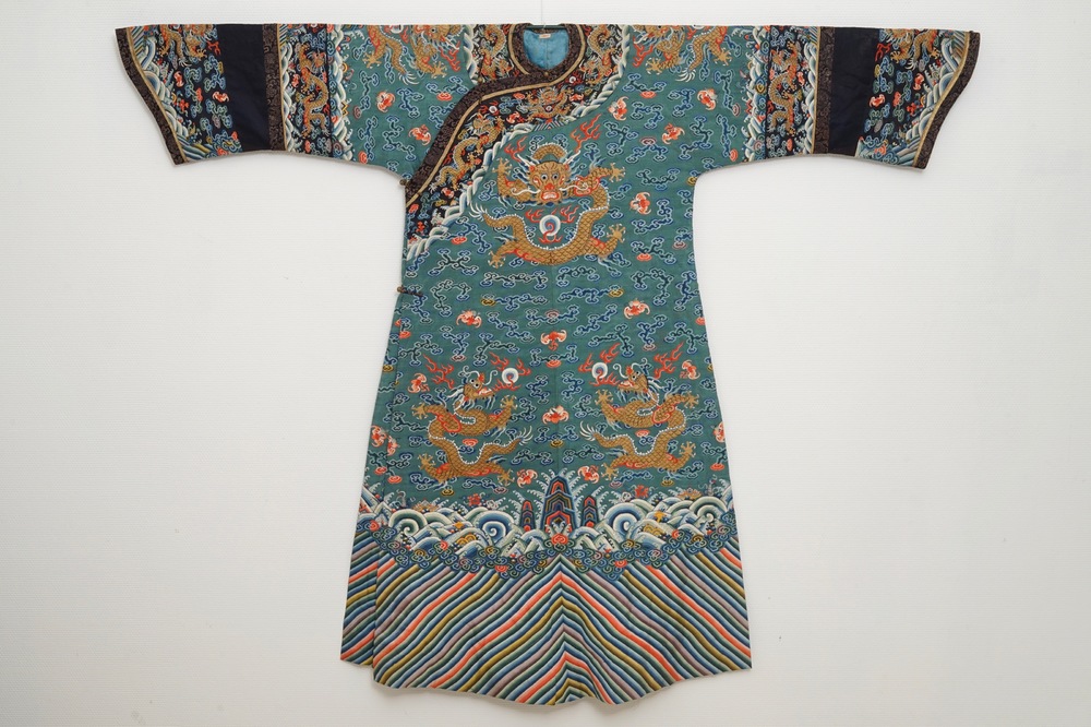 Une robe 'jifu' en soie brod&eacute;e &agrave; d&eacute;cor de dragons &agrave; cinq griffes sur fond turquoise, Chine, 19&egrave;me