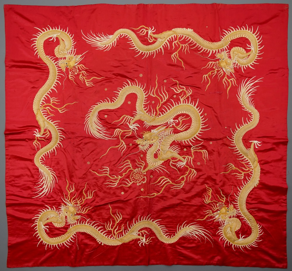 Een Vietnamese geborduurde zijden doek met draken op een robijnrode fondkleur, 19e eeuw