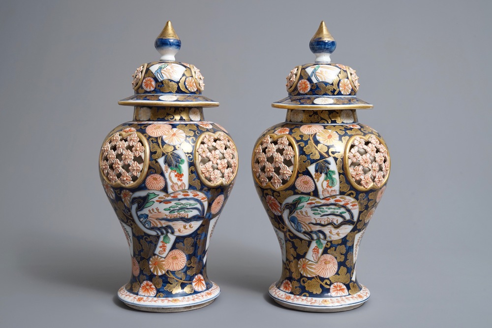 Une paire de vases ajour&eacute;s &agrave; double parois de style Imari, Samson, Paris, 19&egrave;me