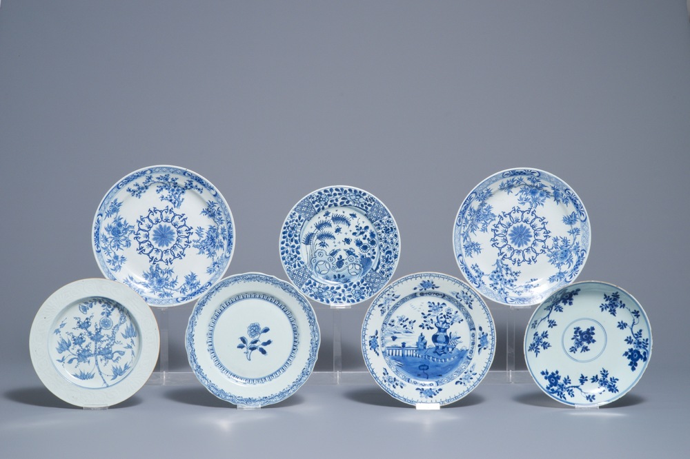 Sept assiettes et plats en porcelaine de Chine bleu et blanc, Kangxi/Qianlong