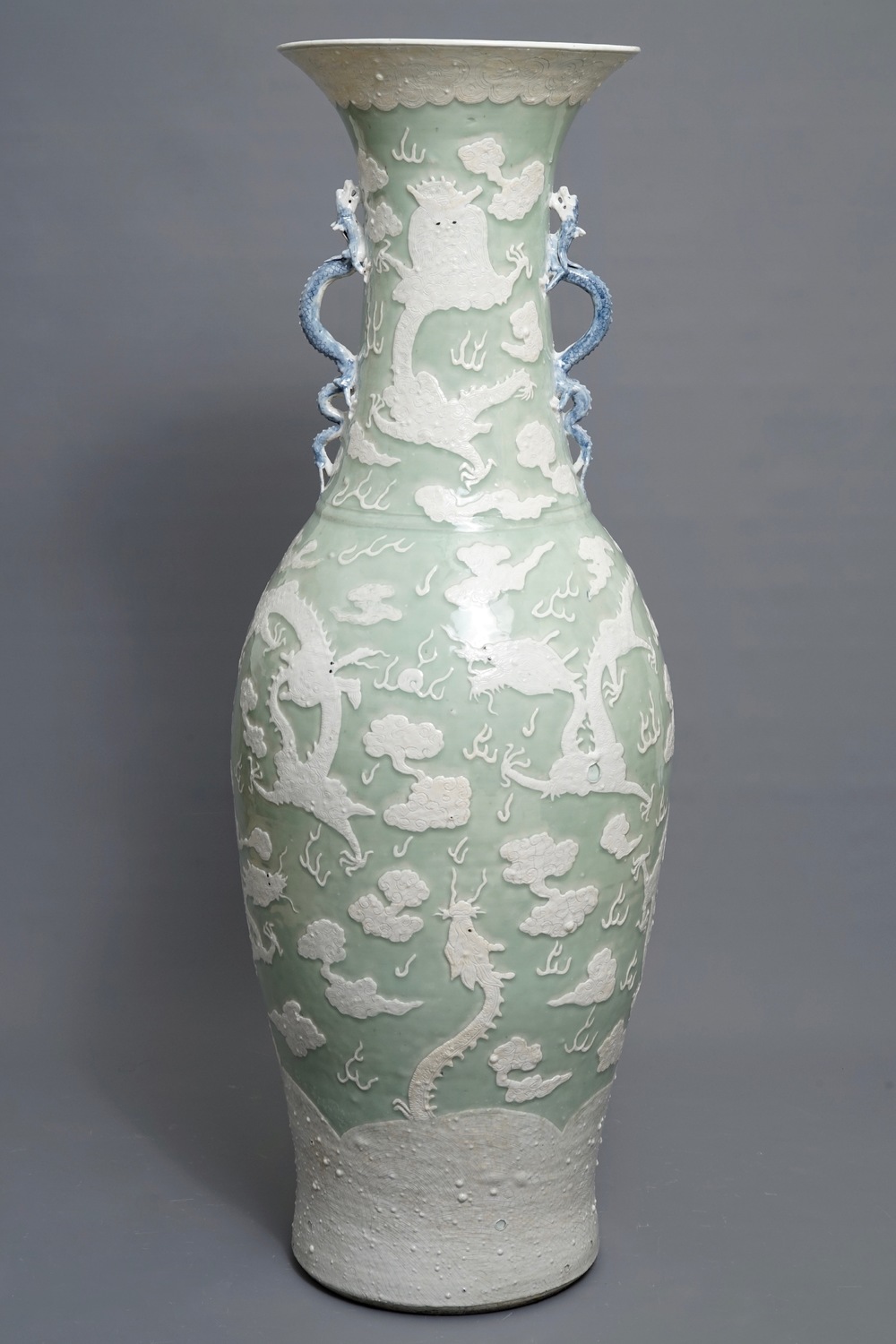 Un tr&egrave;s grand vase en porcelaine de Chine &agrave; fond c&eacute;ladon, 19&egrave;me