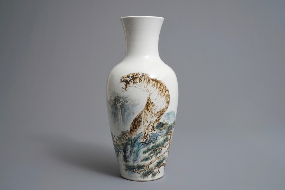 Een Chinese fencai vaas met een tijger, Qianlong merk