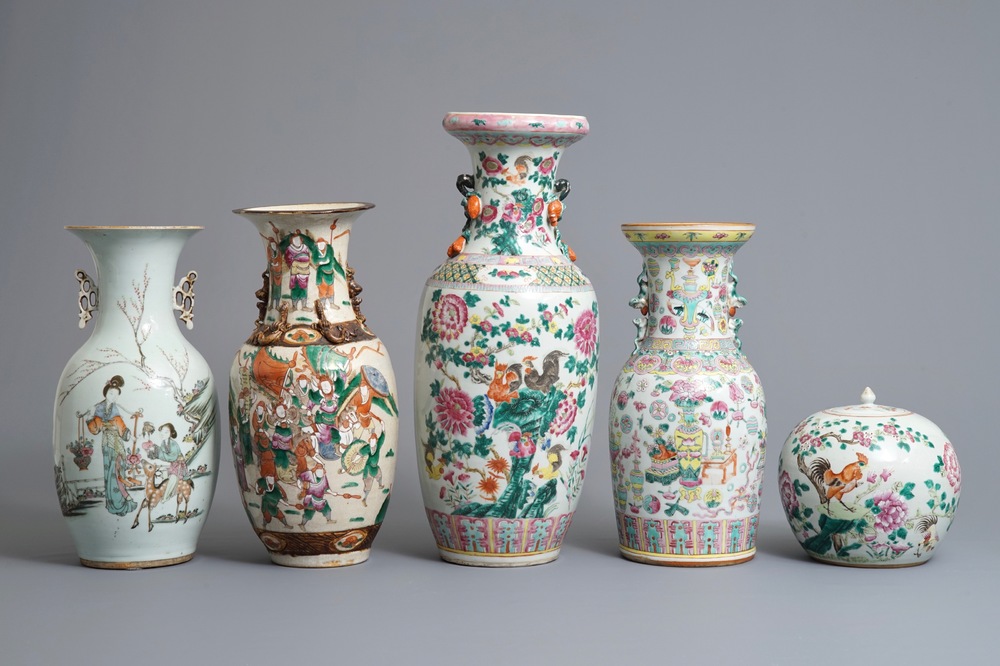 Quatre vases et un pot couvert en porcelaine de Chine famille rose, 19/20&egrave;me