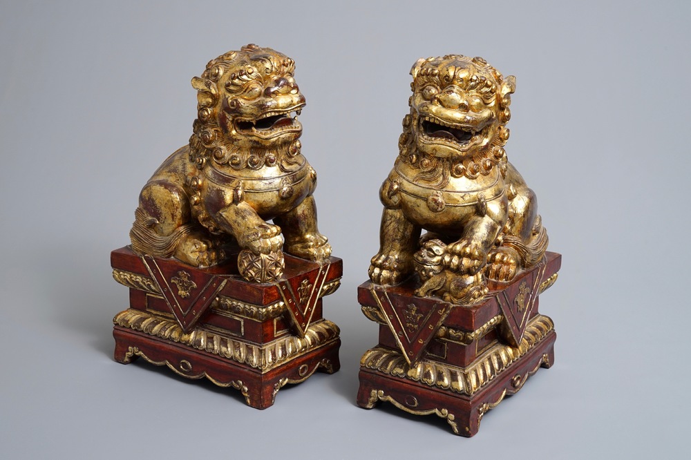 Een paar Chinese vergulde gelakt houten beelden van tempelleeuwen, 19e eeuw