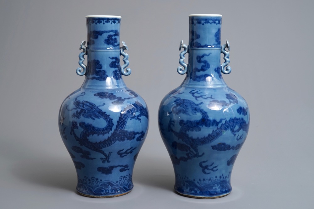 Une paire de vases en porcelaine de Chine bleu de lavande &agrave; d&eacute;cor de dragons, 18/19&egrave;me