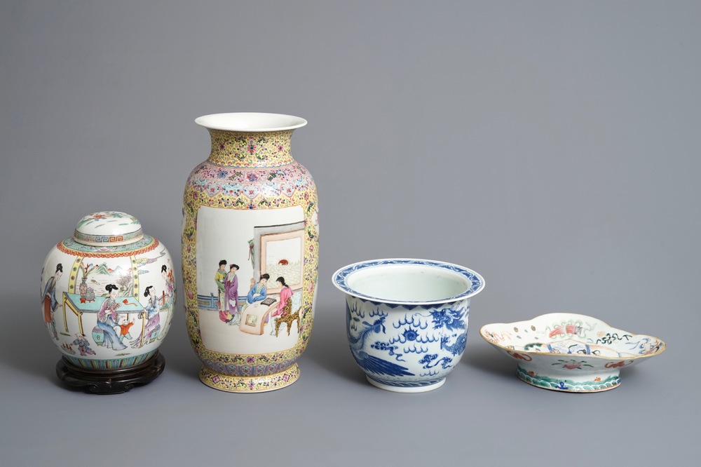 Four pieces of Chinese famille rose and blue and white porcelain, 19/20th C.