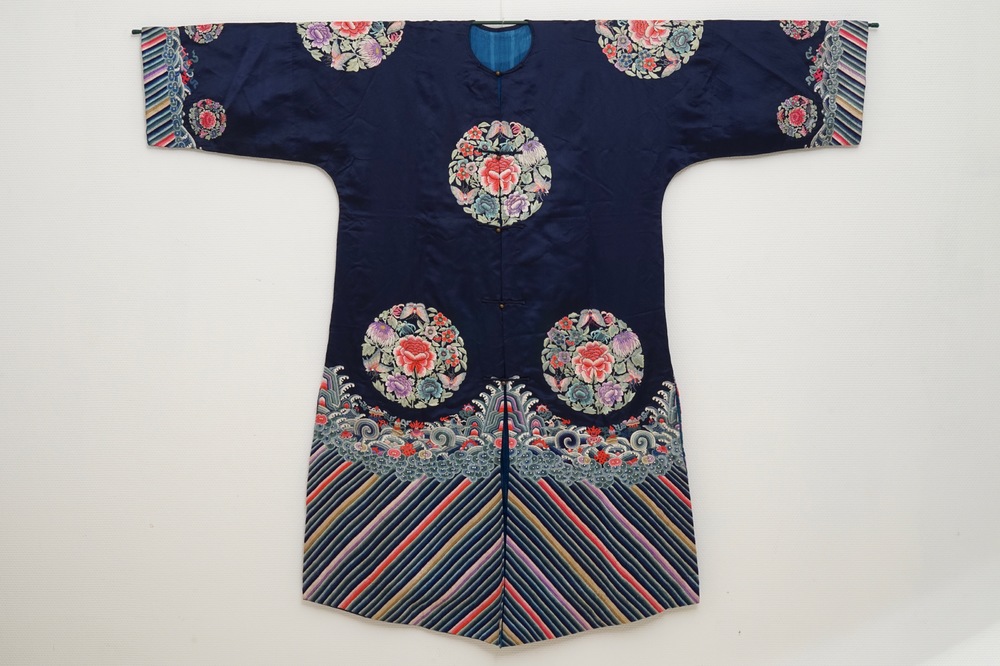 Une robe informelle pour une femme en soie brod&eacute;e &agrave; fond bleu, Chine, 19&egrave;me