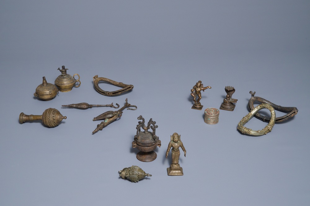 Een collectie zilveren en bronzen beeldjes en gebruiksvoorwerpen, India, 18/19e eeuw