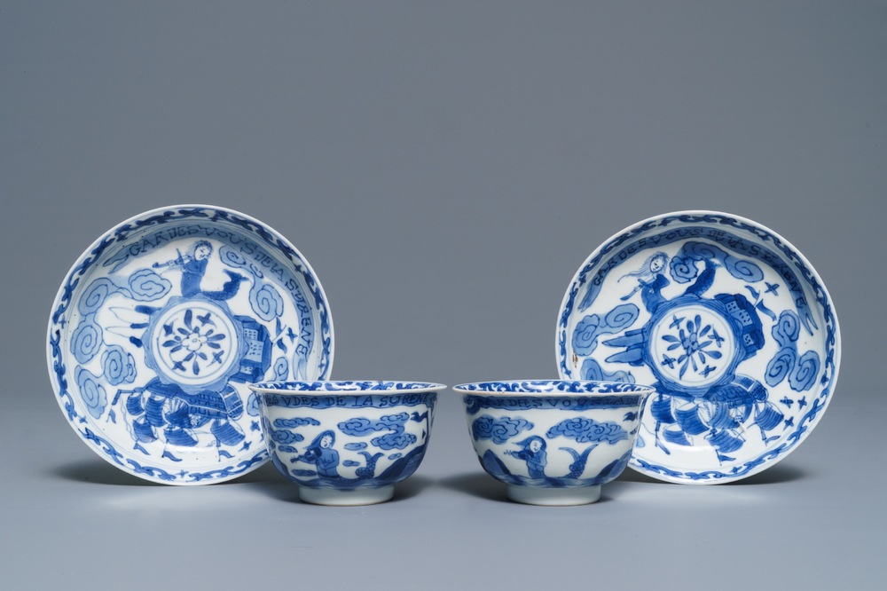 Une paire de tasses et soucoupes en porcelaine de Chine bleu et blanc pour le march&eacute; fran&ccedil;ais, Kangxi