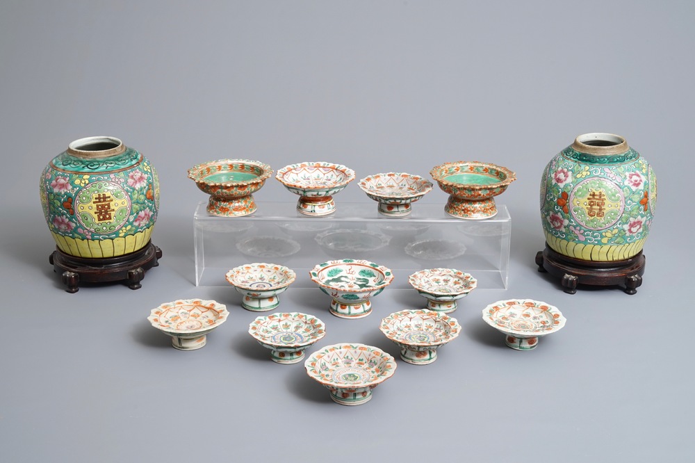 Douze bols sur piedouche et deux pots en porcelaine de Chine de style Bencharong pour le march&eacute; thai, 19&egrave;me