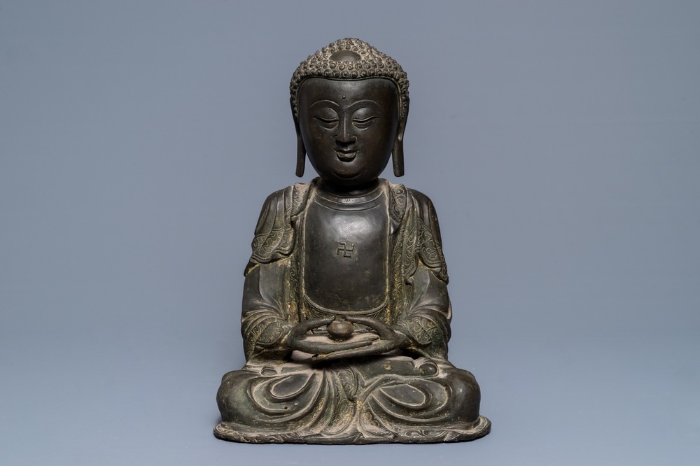 Een Chinees bronzen model van Amithaba Buddha, Ming