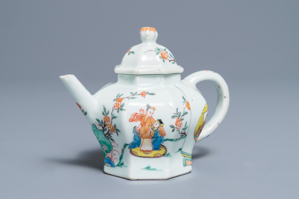 Een Chinese famille rose octagonale 'Romance of the Western chamber' theepot, Yongzheng