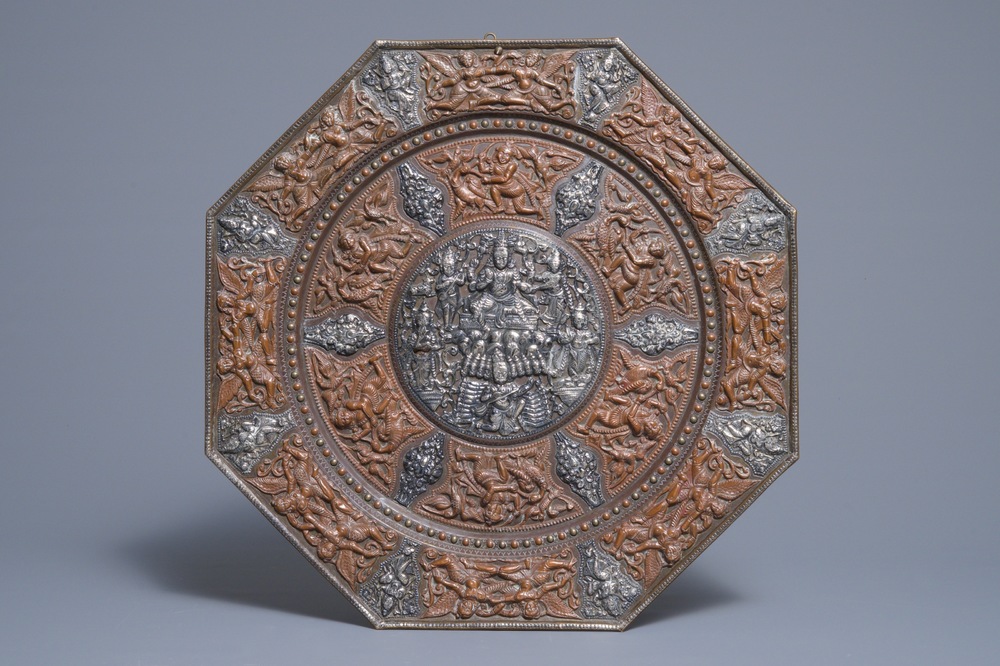 Een grote Tibetaanse votieve schotel met reli&euml;fdecor in koper en zilver, 19/20e eeuw