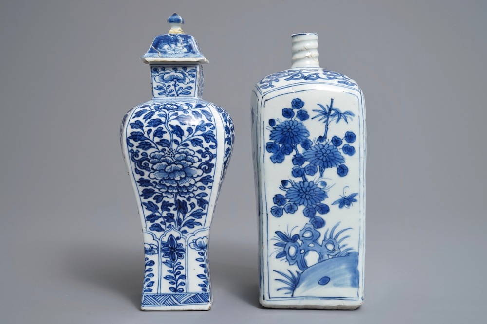 Une bouteille de forme carr&eacute; en porcelaine de Chine bleu et blanc, Wanli, et un vase couvert, Kangxi