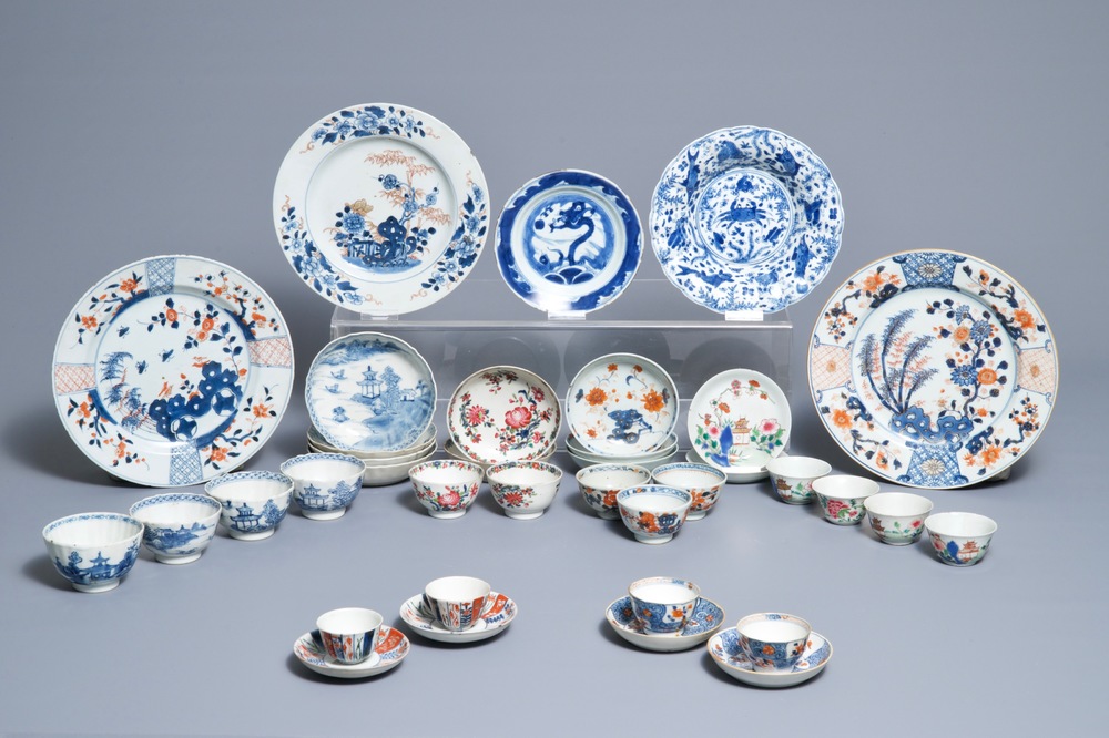 Un lot vari&eacute; en porcelaine de Chine famille rose, bleu et blanc et de style Imari, 18&egrave;me
