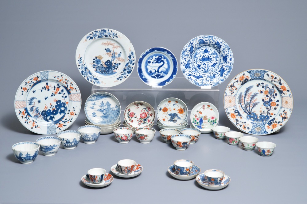 Een gevarieerd lot Chinees famille rose, blauwwit en Imari-stijl porselein, 18e eeuw