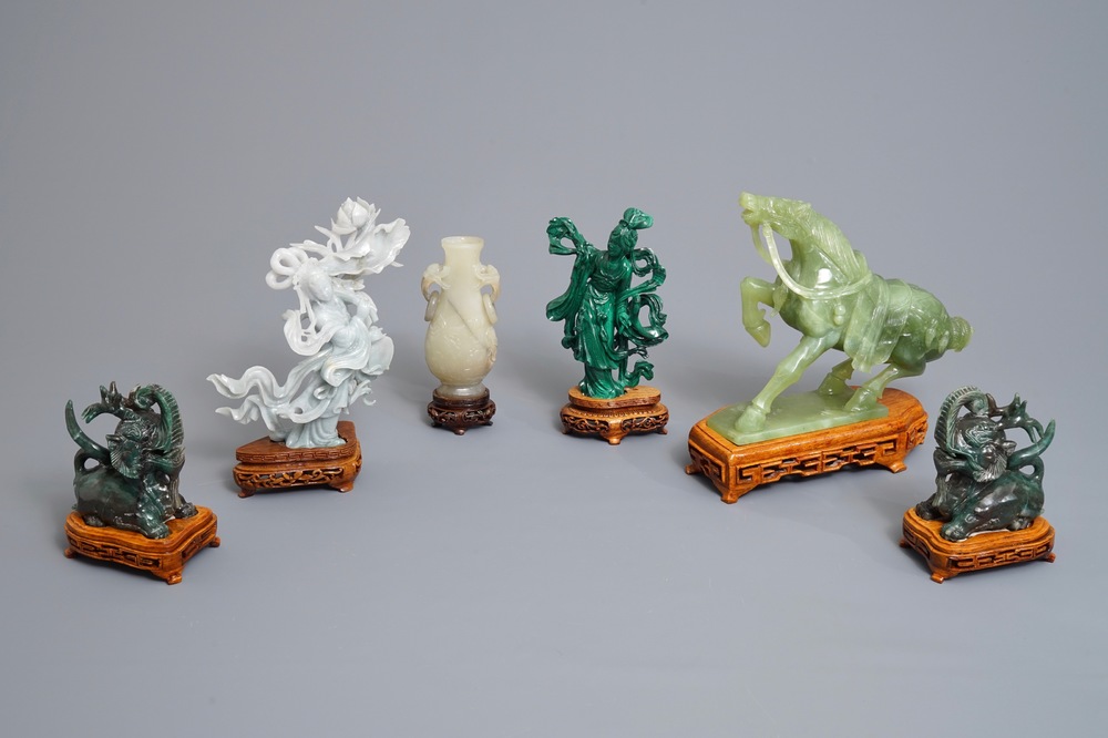 Un vase en jade sculpt&eacute; et cinq figures en pierre sculpt&eacute;e, Chine, 19/20&egrave;me