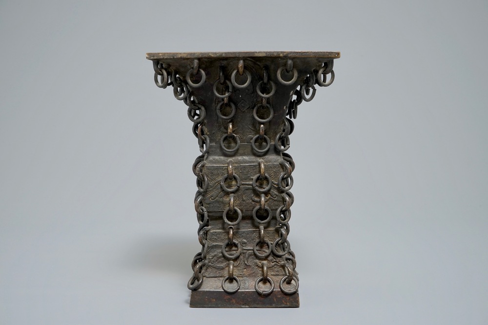 Un vase de type fanggu muni d'anneaux en bronze, Chine, Ming