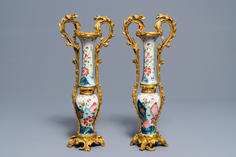 Quatre vases en porcelaine de Chine famille rose recompos&eacute;s &agrave; deux aux montures en bronze dor&eacute;, Qianlong