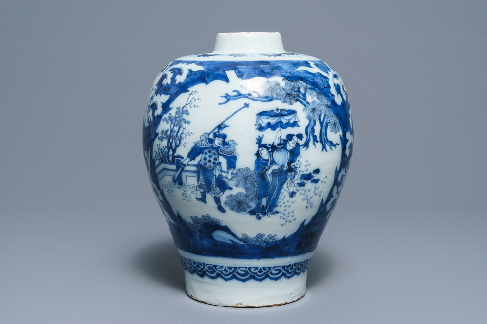 Een blauwwitte Delftse vaas met chinoiserie decor, eind 17e eeuw
