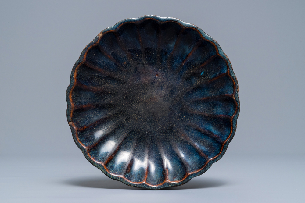 A Chinese Shiwan flamb&eacute;-glazed 'chrysanthemum' dish, impressed mark, 18/19th C.