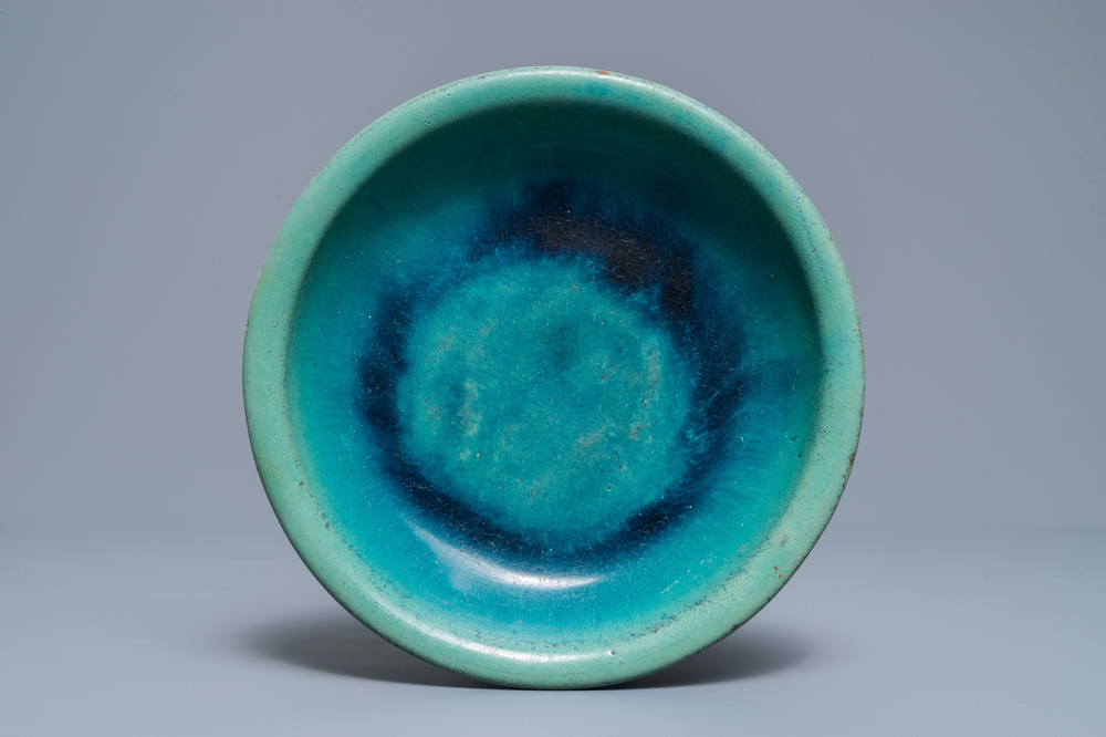 Een Chinees flamb&eacute;-glazuur Shiwan bord in turquoise en blauw, 18/19e eeuw