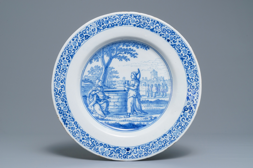 Un grand plat en fa&iuml;ence de Delft en bleu et blanc &agrave; d&eacute;cor de J&eacute;sus et la Samaritaine, fin du 17&egrave;me