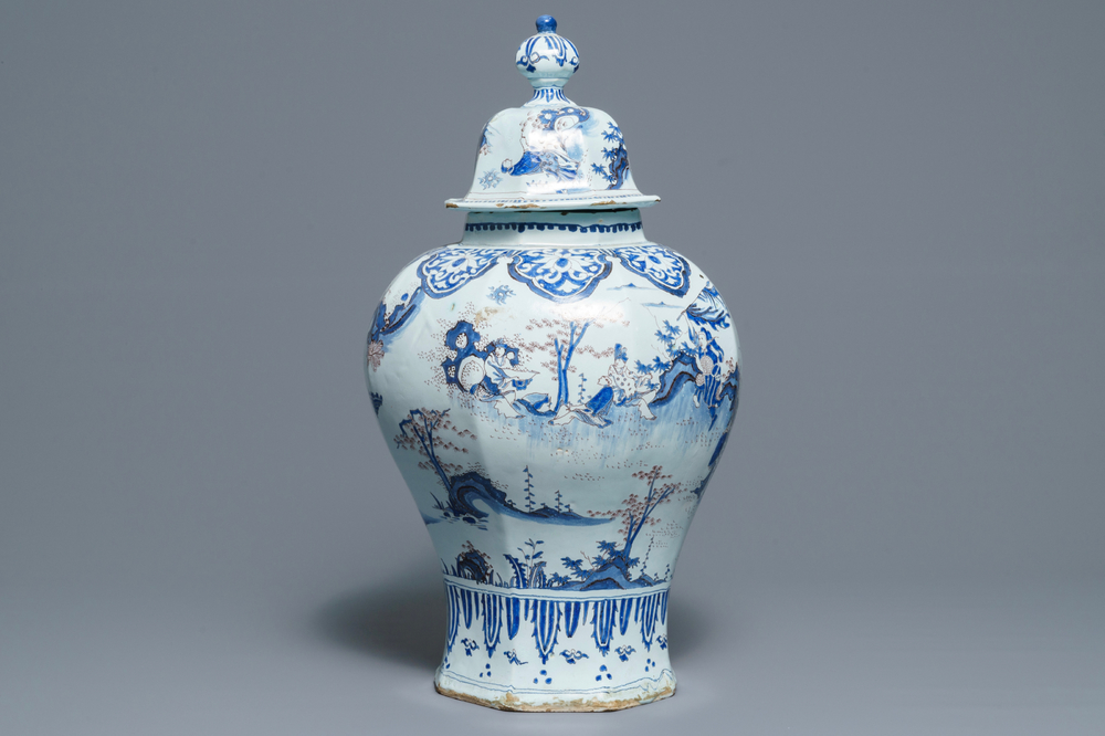 Un grand vase couvert en fa&iuml;ence de Nevers &agrave; d&eacute;cor de chinoiserie en bleu, blanc et mangan&egrave;se, 18&egrave;me