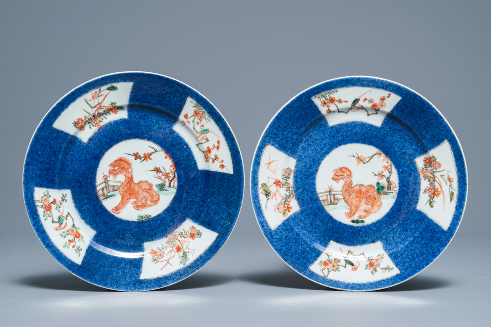 Une paire d'assiettes en porcelaine de Chine famille verte sur fond bleu poudr&eacute;, Kangxi