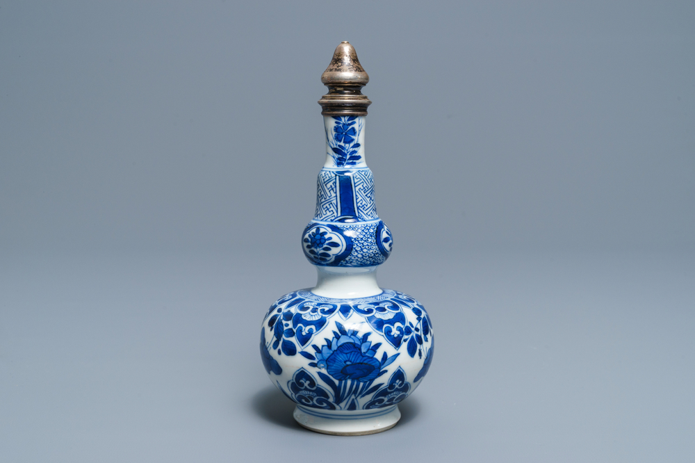 Een Chinese blauwwitte flesvormige vaas met zilveren montuur voor de Perzische markt, Kangxi