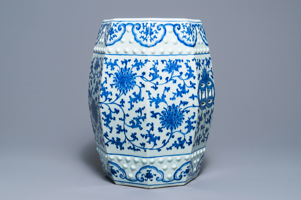 Een octagonale Chinese blauwwitte tuinzit met lotusslingers, Qianlong