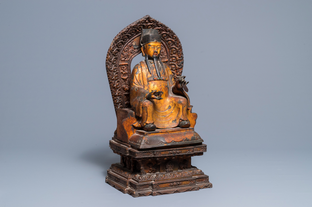 Een grote Chinese vergulde en ingelegd bronzen figuur van Zhenwu op verguld houten basis, Ming