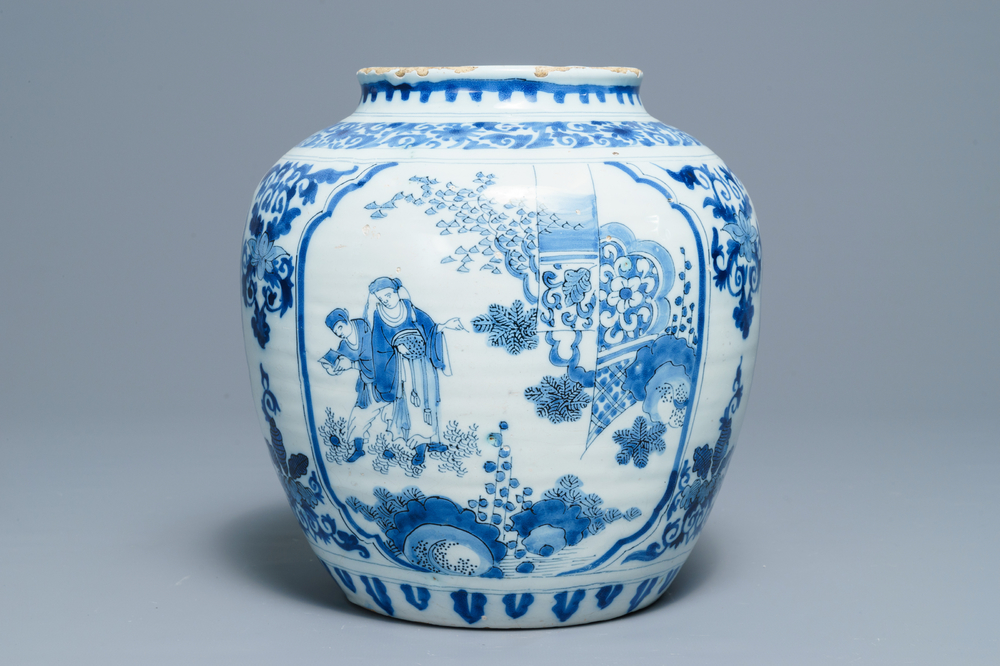 Un vase &agrave; d&eacute;cor de chinoiserie en fa&iuml;ence de Delft en bleu et blanc, fin du 17&egrave;me