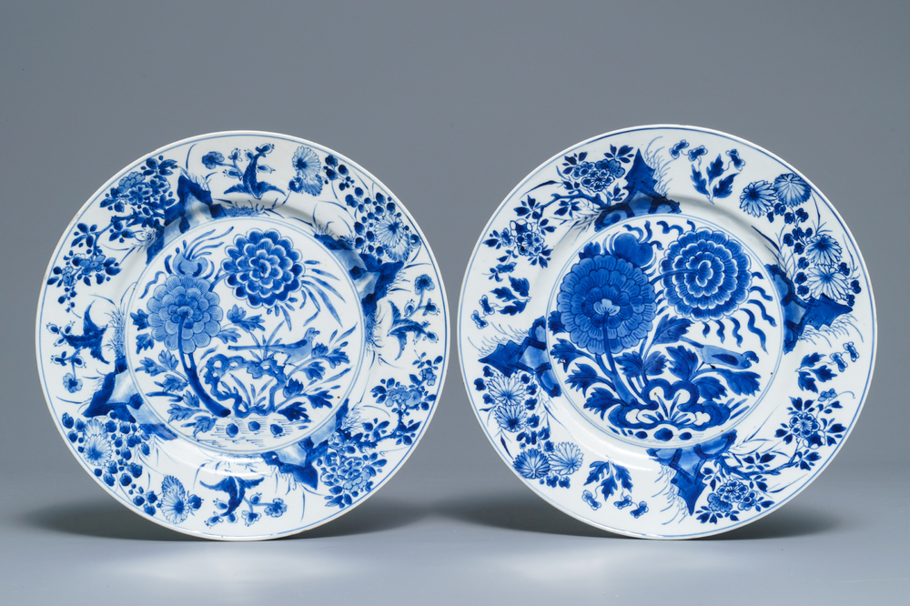 A pair of Chinese blue and white dishes with birds among flowers, Kangxi