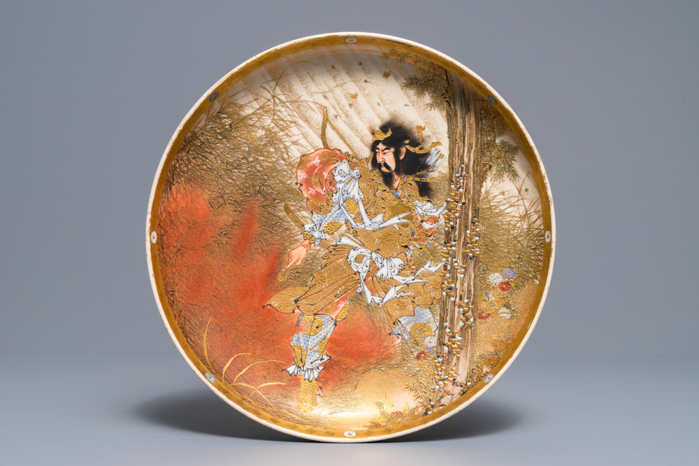 Un plat en porcelaine Satsuma de Japon &agrave; d&eacute;cor d'un guerrier, Meiji, 19&egrave;me