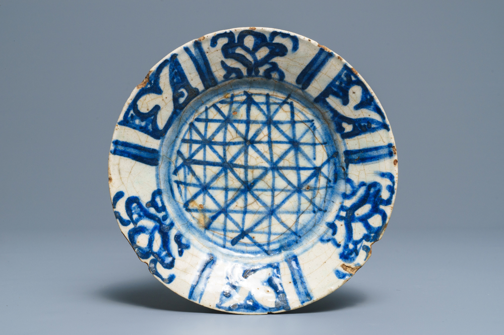 An Islamic blue and white fritware pottery plate, prob. Syria, 18/19th C.